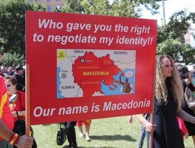 «Ξέφυγαν» οι Σκοπιανοί: Θέλουν «Μακεδονία» μέχρι την Λάρισα! - Καίνε πάλι ελληνικές σημαίες, «Οι Έλληνες είναι Τούρκοι!»